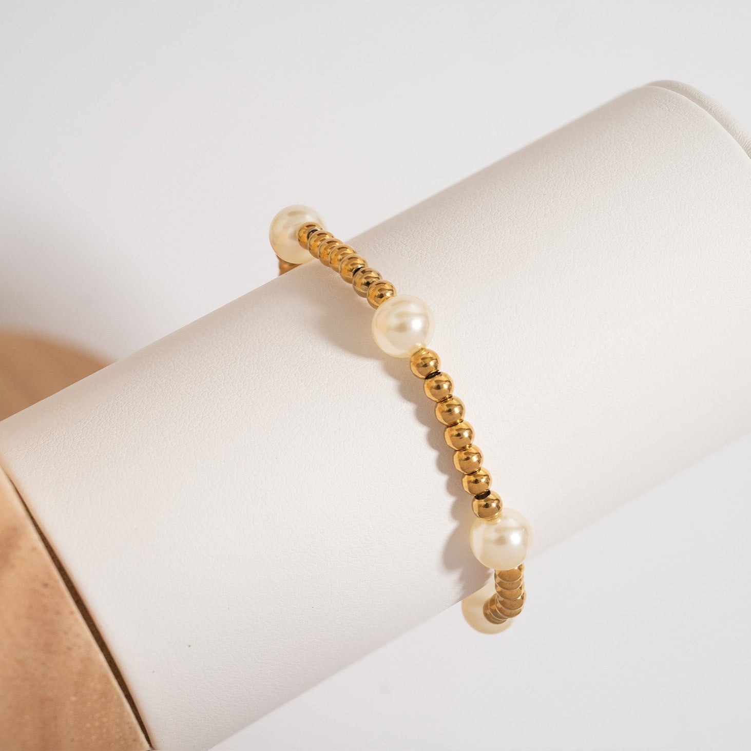 Kiska Glass Pearl Bracelet – 18K Gold, 8mm Pearls, Stretch Fit