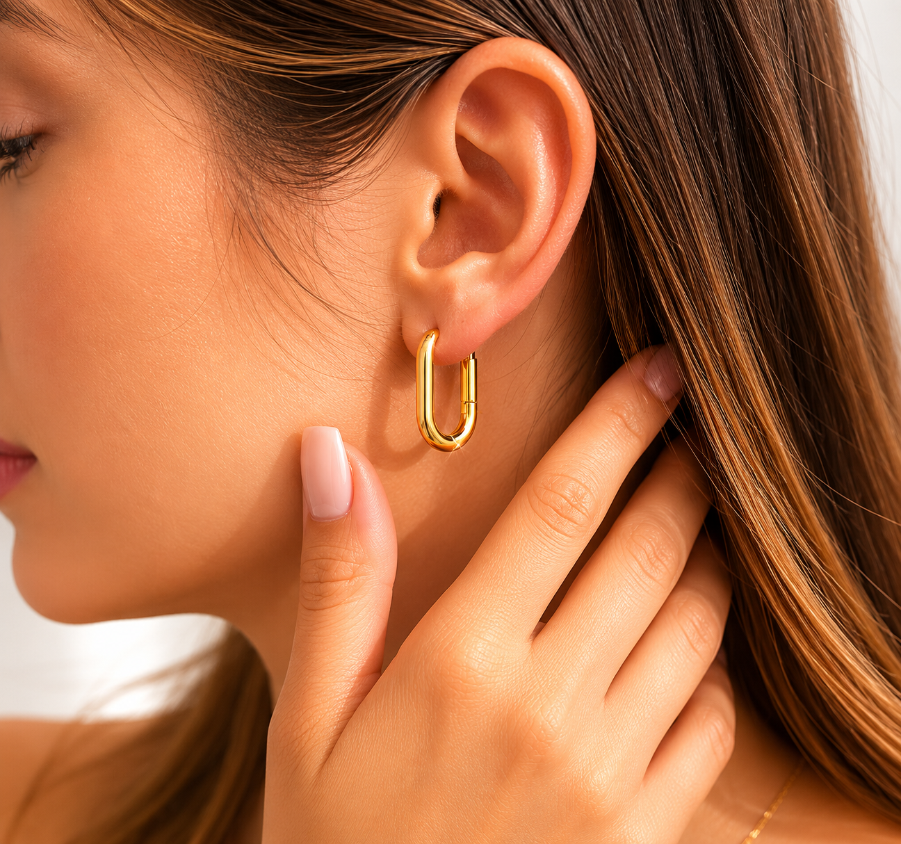Oval Huggie Earrings – 18K Gold, Hypoallergenic, Waterproof