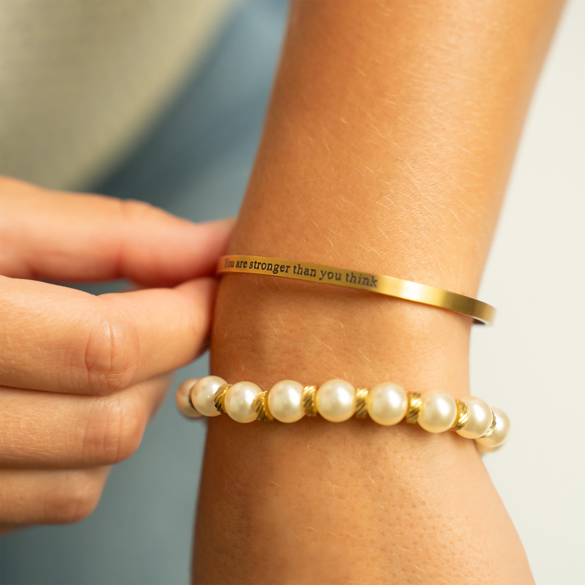 Kiska Glass Pearl Bracelet – 18K Gold, Textured Spacers, Waterproof