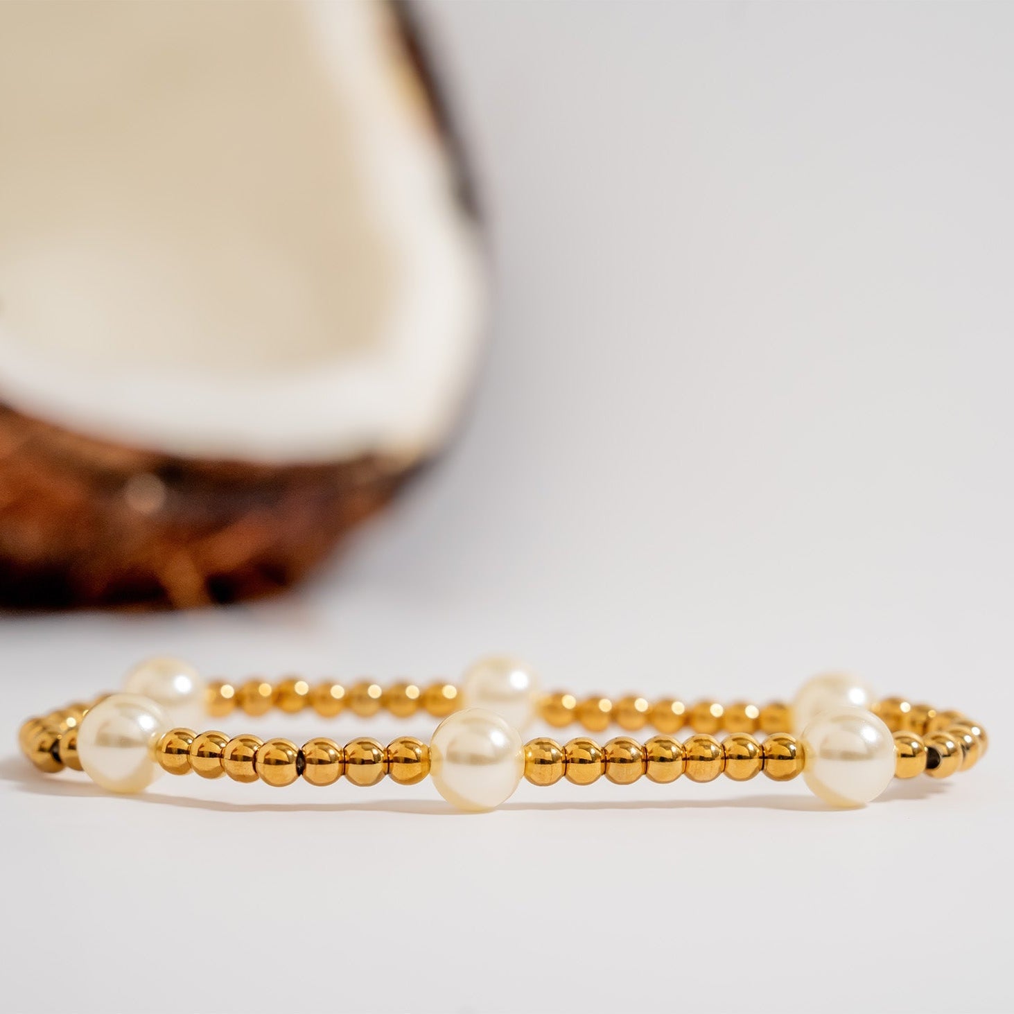 Kiska Glass Pearl Bracelet – 18K Gold, 8mm Pearls, Stretch Fit