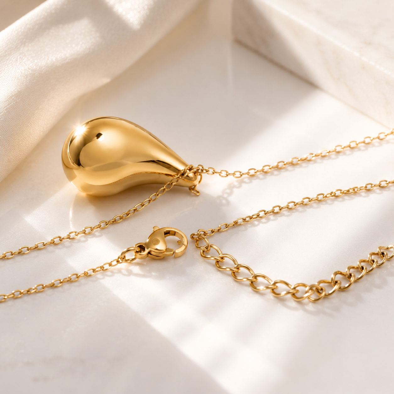 Teardrop Pendant Necklace – 18K Gold, Minimalist, Waterproof