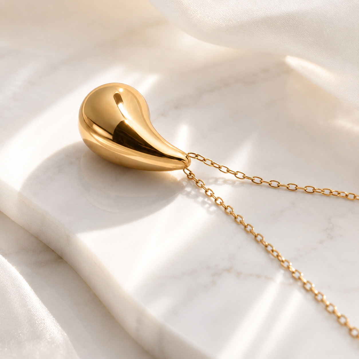 Teardrop Pendant Necklace – 18K Gold, Minimalist, Waterproof