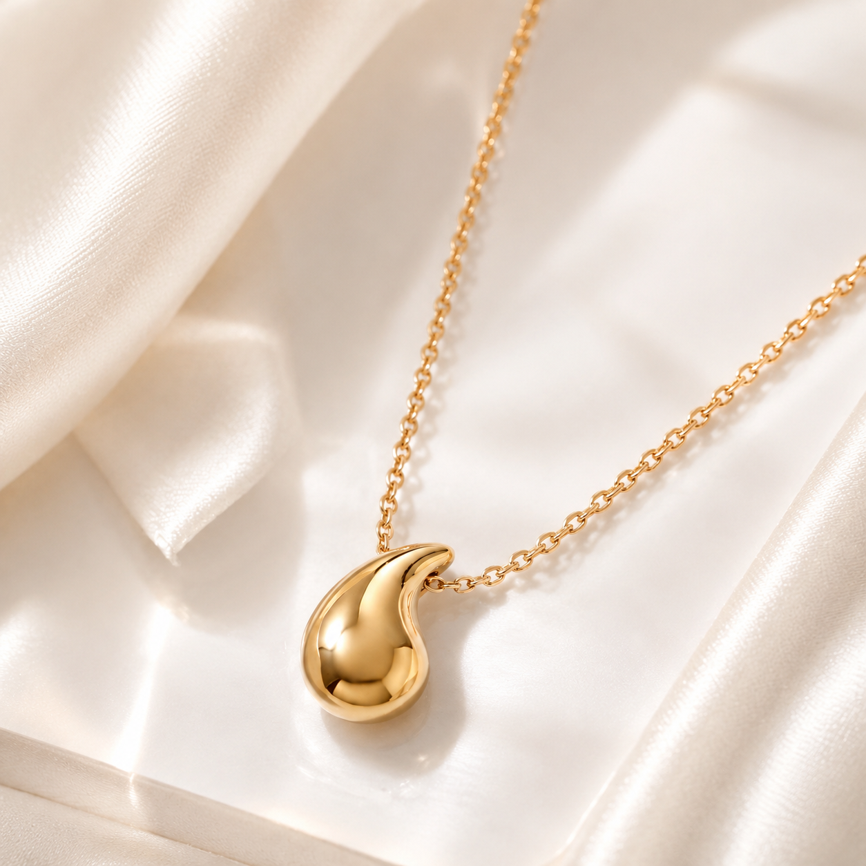 Teardrop Pendant Necklace – 18K Gold, Minimalist, Waterproof